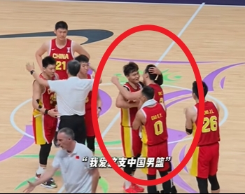 开云官方网站-这氛围爱了！错失绝杀后全队纷纷上前鼓励胡明轩 赵睿微笑拍头