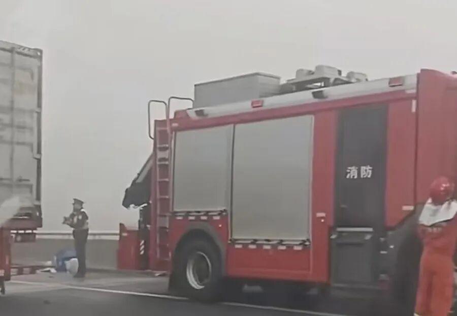 开云官方网站-G40沪陕高速往江苏方向发生一起多车相撞事故，1人抢救无效死亡