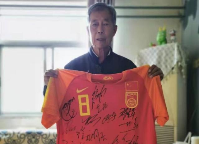 开云电子-李铁邀请患病老球迷观看比赛 并赠送国足签名球衣